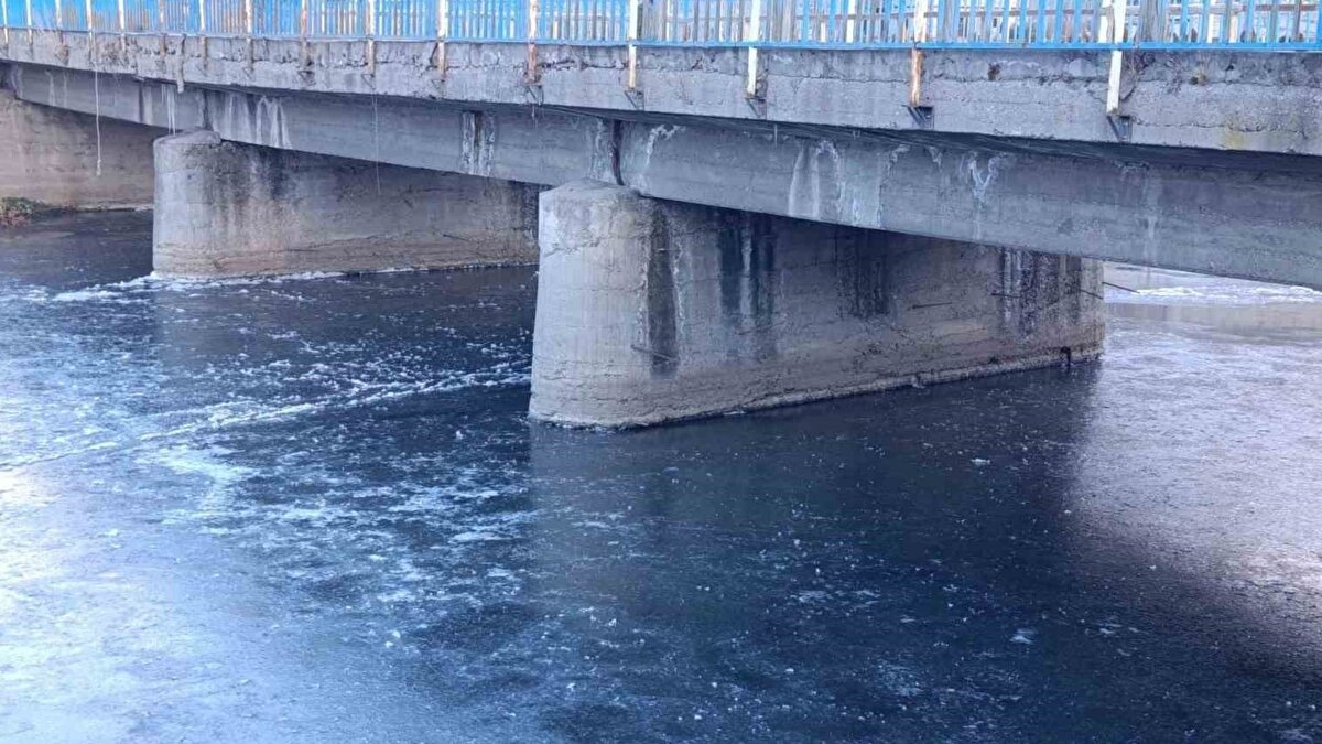 Sibirya soğukları etkisini sürdürüyor<br><br>Sibirya kökenli soğuk hava dalgasının etkili olduğu Kars’ta, düşük sıcaklıkların önümüzdeki günlerde de devam etmesi bekleniyor. Kent genelinde don ve buzlanmaya karşı dikkatli olunması gerektiği vurgulanıyor.