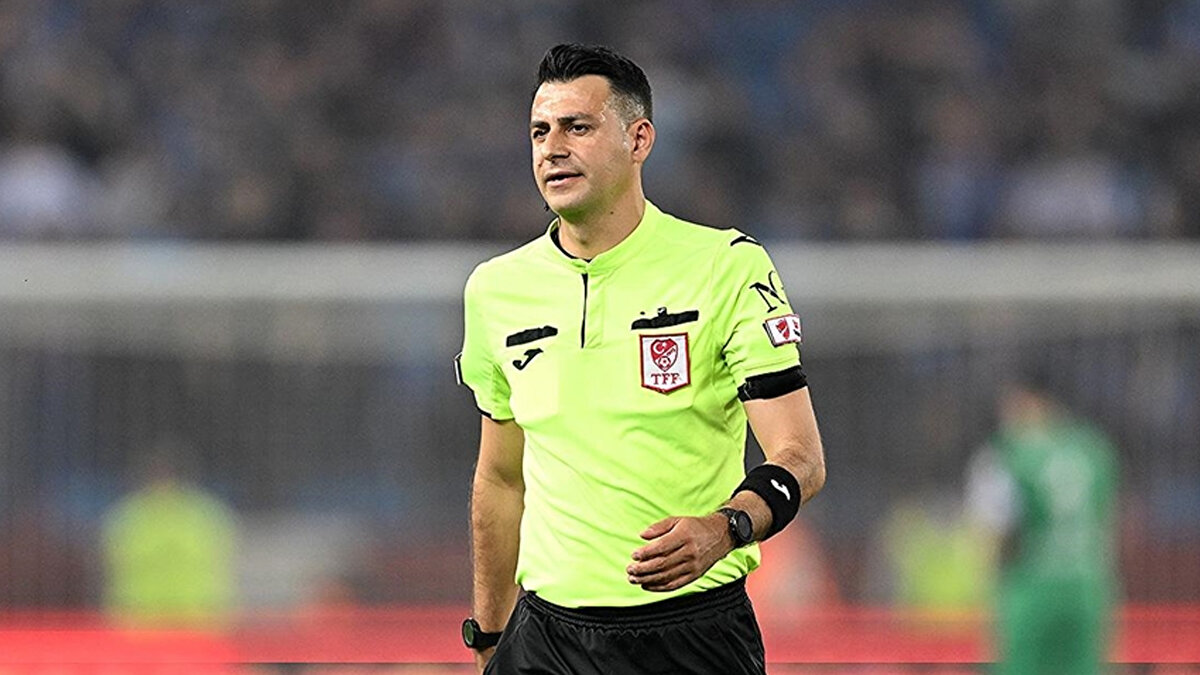 <br>"13'te Trabzonspor penaltı bekledi, devam kararı doğru. 27'de Trabzonspor golünde Augusto açık ofsayt iptal doğru. 26'da Muçi'nin yüzüne elini illegal kullanmasından dolayı Ndidi'ye sarı gösteremedi. Sonra 37'de Toure ikili mücadelede Ozan'ın topuk bölgesine basıp, ayağını çekti. Dizden bacağı kırık olduğu için güç transferi yok, sarı olur ama aklı Orkun'un pozisyonunda kalan, korkan VAR hakemi Alper Çetin aradı buldu uydurdu hakemi OFR'ye çağırdı. Şansalan'ın aklı da Orkun pozisyonunda kaldığı için Toure'ye kırmızı çıkardı."