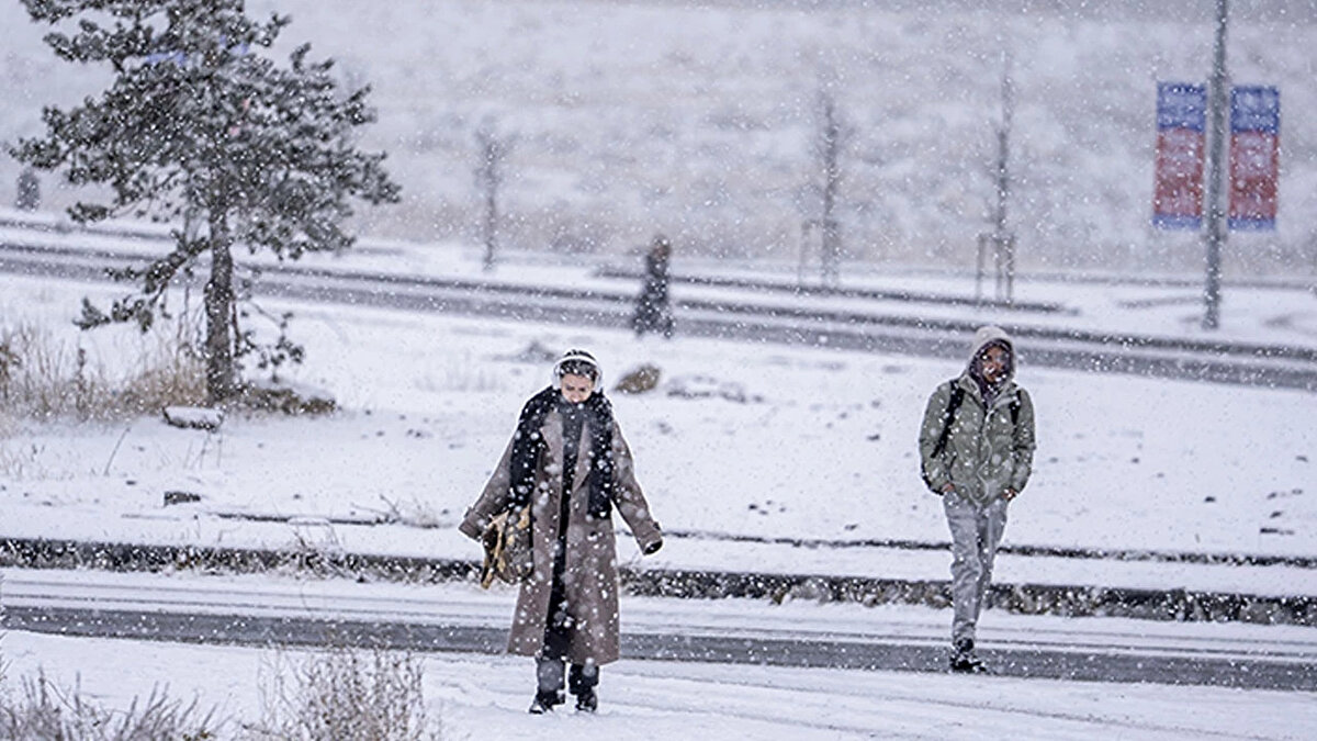 Hava sıcaklıklarının hissedilir derecede düşmesiyle birlikte kış yüzünü göstermeye başladı. Ülke genelinde etkili olan soğuk hava dalgası sonrası vatandaşlar, "Kar ne zaman yağacak?" sorusuna yanıt aramaya başladı. Özellikle megakent İstanbul'da yaşayanlar, yılbaşında kar sürprizi olup olmayacağını merak ediyor. Meteoroloji Genel Müdürlüğü, 15 ve 16 Aralık tarihlerine dikkat çekerek 21 il için kar alarmı verirken, İstanbul için beklenen tarih konusunda uzmanlardan açıklama geldi.
