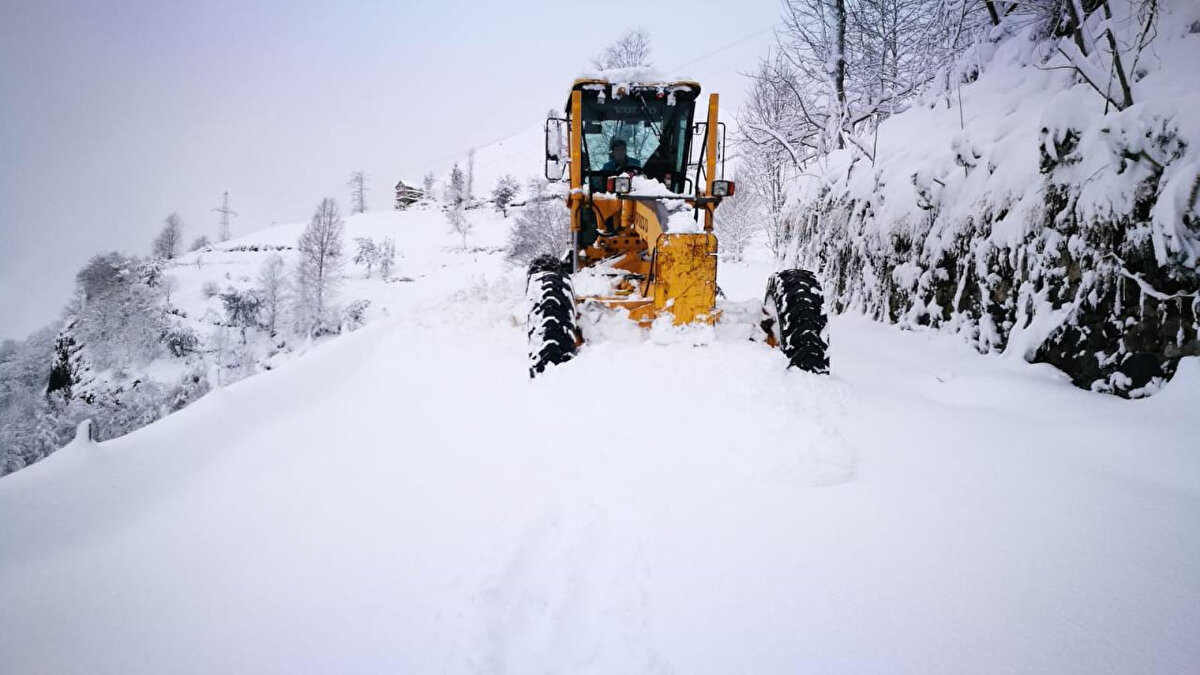 İSTANBUL'A KAR NE ZAMAN YAĞACAK?<br><br>Türkiye genelinde kış şartları ağırlaşırken, İstanbul'da kar beklentisi de artmış durumda. Konuyla ilgili en net açıklama Afet İşleri ve Risk Yönetimi Dairesi Başkanı Ergün Cebeci'den geldi.<br><br>İstanbulluların merakla beklediği kar yağışı için Cebeci, Ocak ayına işaret etti. Yapılan değerlendirmelere göre İstanbul'da kar yağışı için en muhtemel dönemin Ocak ayı başından Şubat ortasına kadarki süre olduğu belirtildi.