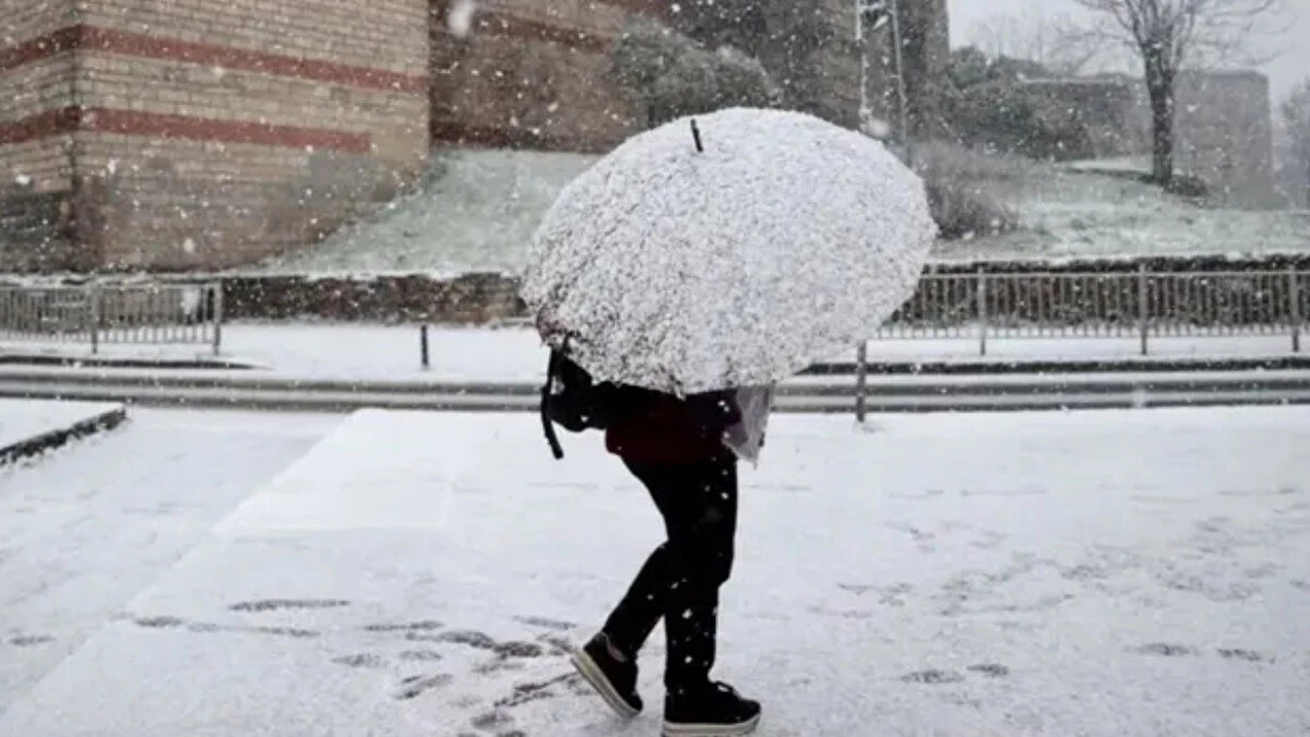İSTANBUL'DA YILBAŞINDA KAR VAR MI?<br><br>Uzmanların değerlendirmeleri göz önüne alındığında, İstanbul'da kar yağışı ihtimalinin Ocak ayı başı itibarıyla güçlendiği görülüyor. Bu durum, yılbaşı gecesi için henüz kesinleşmiş bir kar yağışı ihtimalinin zayıf olduğuna, asıl etkili yağışların Ocak ayının ilk günlerinden sonra beklendiğine işaret ediyor.<br><br>Hava sıcaklıklarındaki düşüş devam ederken, İstanbulluların kış hazırlıklarını Ocak ayı başına göre planlaması tavsiye ediliyor.