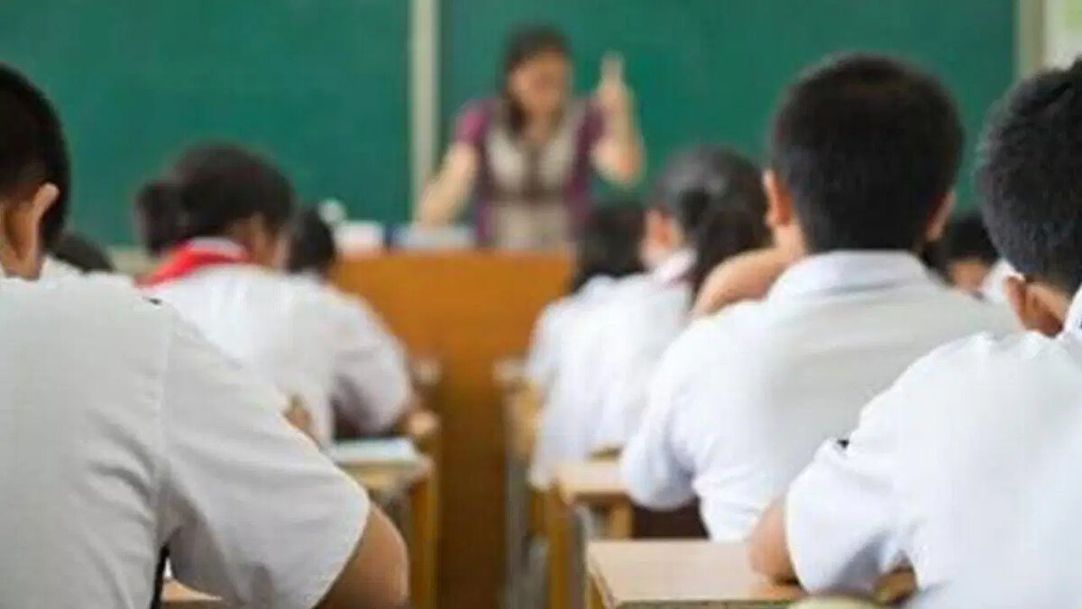 2025-2026 eğitim öğretim yılı tüm hızıyla devam ederken, gözler ilk dönemin sona ereceği tarihe çevrildi. Milli Eğitim Bakanlığı (MEB) çalışma takvimine göre okulların kapanacağı ve sömestr tatilinin başlayacağı tarihler belli oldu. Arama motorlarında veli ve öğrencilerin en çok sorguladığı yarıyıl tatili ne zaman ve okullar ne zaman kapanacak sorularının cevabını haberimizde derledik.