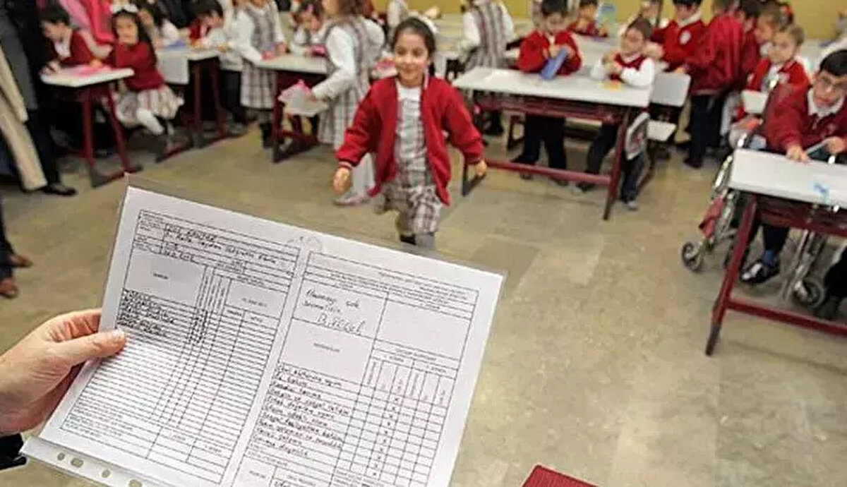 15 Tatili Ne Zaman Başlıyor?<br><br>Öğrencilerin iple çektiği sömestr tatili için geri sayım başladı. MEB takvimine göre; yarıyıl tatili 19 Ocak 2026 Pazartesi günü resmen başlayacak.<br><br>Ancak öğrenciler ve öğretmenler için tatil fiilen hafta sonu ile birleşerek daha erken başlayacak. Öğrenciler, 16 Ocak 2026 Cuma günü 1. dönem karnelerini alarak iki haftalık dinlenme sürecine girmiş olacaklar.