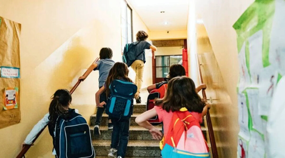 2025-2026 MEB Çalışma Takvimi: Ara Tatil ve Yaz Tatili<br><br>Milli Eğitim Bakanlığı tarafından yayımlanan takvimde sadece yarıyıl tatili ne zaman sorusunun cevabı değil, ikinci ara tatil ve okulların tamamen kapanacağı yaz tatili tarihleri de yer alıyor.<br><br>2. Ara Tatil Ne Zaman? İkinci dönemin ara tatili 16 Mart 2026 tarihinde başlayıp, 20 Mart 2026 Cuma günü sona erecek.<br><br>Yaz Tatili Ne Zaman? 2025-2026 eğitim öğretim yılı, 26 Haziran 2026 Cuma günü karnelerin dağıtılmasıyla tamamlanacak ve uzun yaz tatili başlayacak.