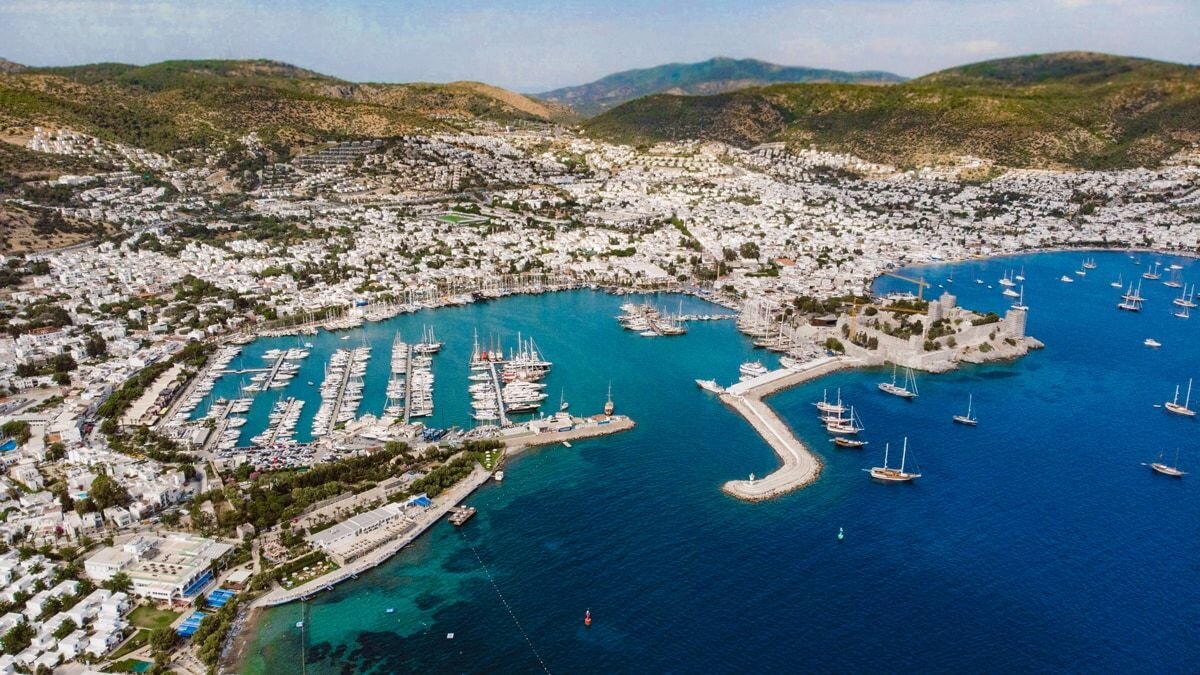 Türkiye’nin önemli turizm merkezlerinden Bodrum, bu kez ekonomik göstergelerle gündemde. Muğla Planlama Ajansı (MUPA) tarafından paylaşılan “Bodrum Geçim ve Konut Gerçeği” raporu, ilçede yaşayanların önemli bir bölümünün artan yaşam maliyetleri nedeniyle kentten ayrılmayı düşündüğünü ortaya koydu. Rapora göre Bodrum’da her üç kişiden biri, özellikle konut maliyetleri sebebiyle göç etmeyi planlıyor.