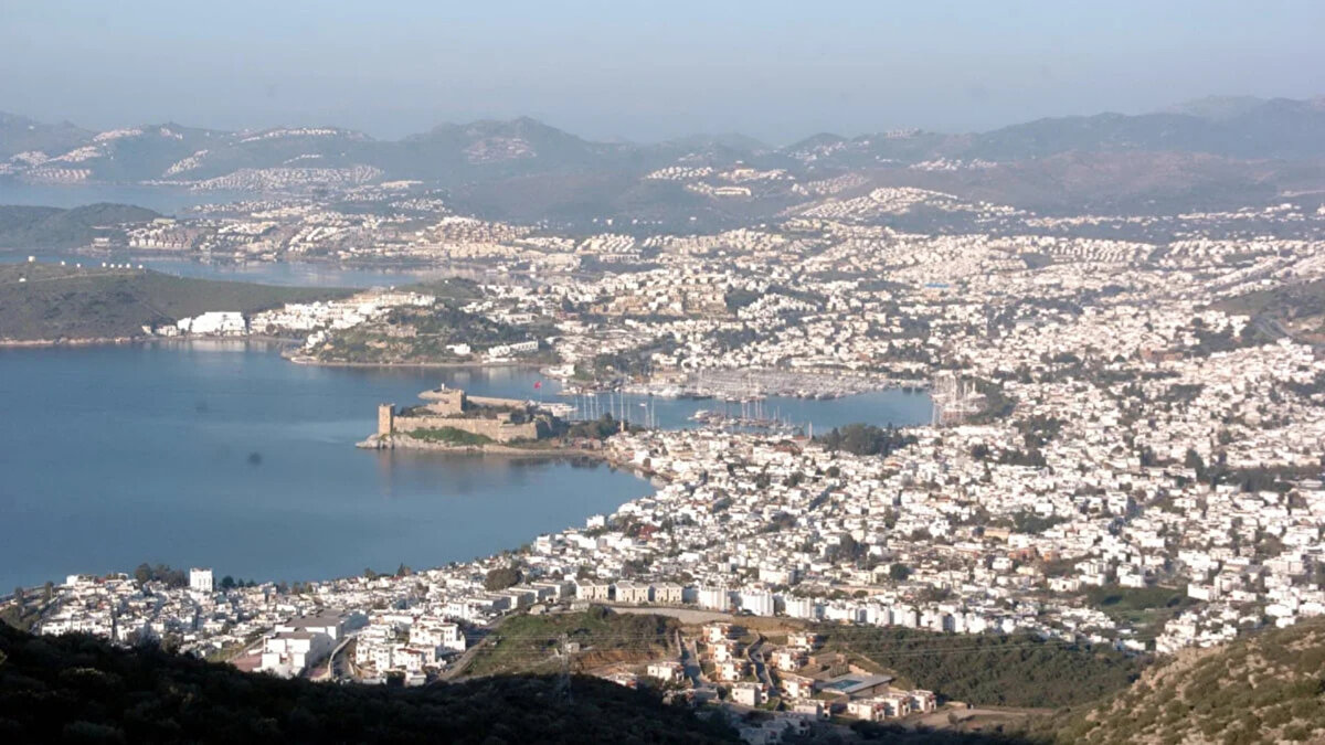 Kira yükü ve göç eğilimi<br>Her iki haneden birinin ev sahibi olduğu Bodrum’da, kiracıların yüzde 22,6’sı gelirinin yarısını kiraya ayırdığını bildiriyor. “Artan konut maliyetleri nedeniyle taşınmayı düşünür müsünüz?” sorusuna verilen yanıtlarda ise yüzde 23,7 başka bir şehre, yüzde 10,8 ise başka bir ilçeye taşınmayı düşündüğünü ifade ediyor. Bu sonuçlar, Bodrum’da barınma maliyetlerinin yaşamı doğrudan etkilediğini gösteriyor.