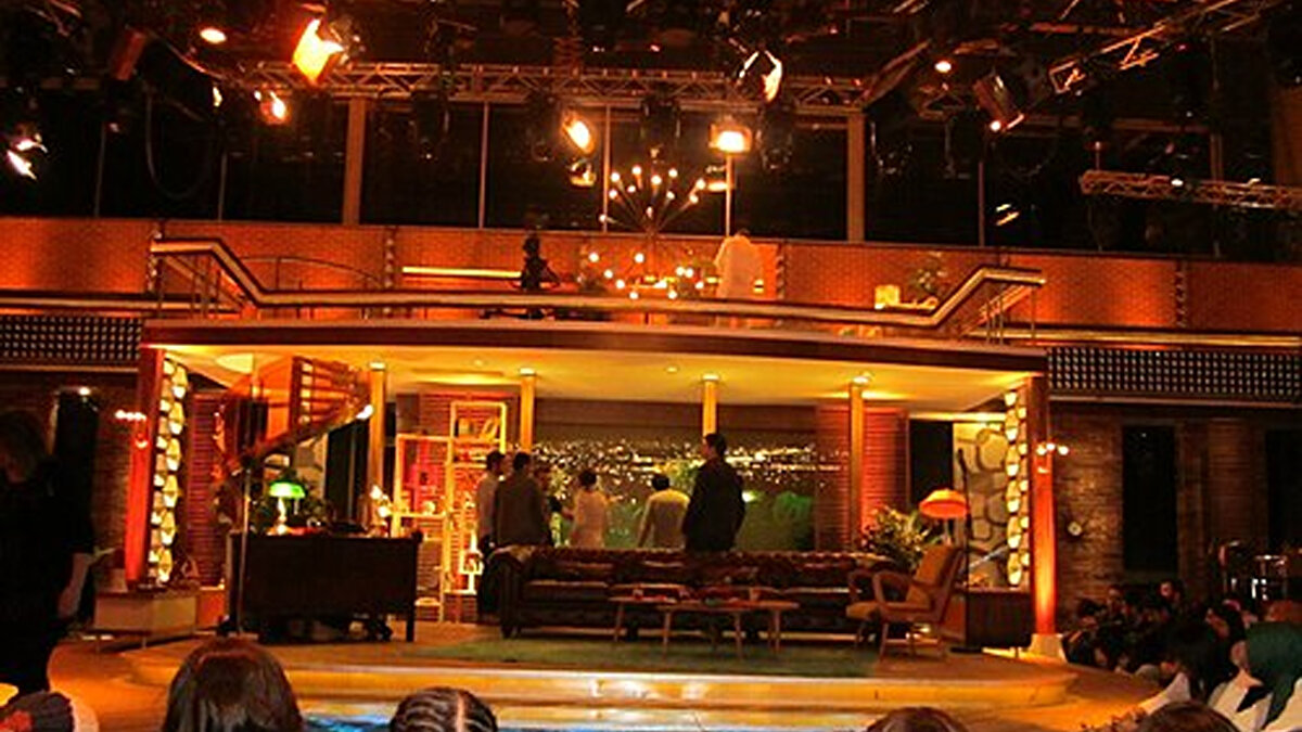 BEYAZ SHOW HANGİ KANALDAN YAYINLANACAK?<br><br>Beyazıt Öztürk'ün paylaşımının ardından gözler yayıncı kuruluşa çevrildi. Kanal D'nin sosyal medya hesabı üzerinden yapılan açıklamada da Beyazıt Öztürk ile aynı ifadelere yer verildi.<br><br>Yapılan bu açıklama ile ünlü şovmenin yer aldığı programın yine kendi yuvasında, Kanal D ekranlarında yayınlanacağı kesinleşmiş oldu.