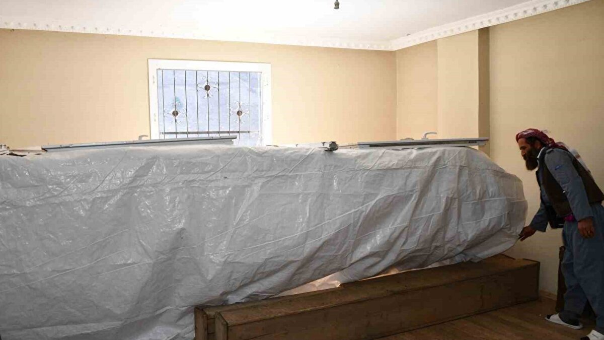 Misafir odası kışlak oldu<br><br>Diril ailesi, kış aylarında doğada artan riskler nedeniyle kovanları evin içine taşıdı. Kapı ve pencereler kapatılırken, yalnızca demir parmaklıklı bir pencere hava sirkülasyonu için açık bırakıldı. Kovanlar battaniye ve çadırla örtülerek yaklaşık beş ay boyunca bu odada muhafaza edilecek.