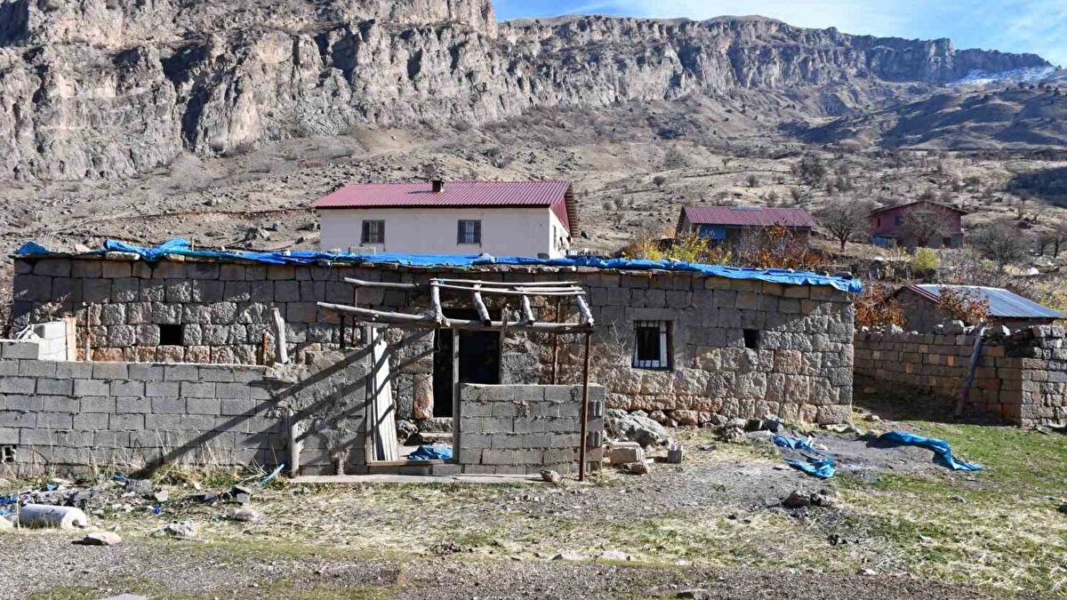 Karakovan balında doğal üretim vurgusu<br><br>Kovankaya köyünün karakovan balıyla tanındığını hatırlatan Diril, hiçbir ilaç ya da kimyasal kullanmadıklarını söyledi. Geçmişte yapılan ilaçlı denemelerin arılara zarar verdiğini belirten Diril, bu nedenle tamamen doğal üretime döndüklerini ve çok sayıda kovanla üretimi sürdürdüklerini dile getirdi.