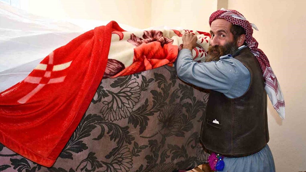 Şırnak’ın Beytüşşebap ilçesine bağlı Kovankaya köyünde yaşayan bir üretici, bal arılarını kış şartları ve yaban hayvanlardan korumak için sıra dışı bir yol izledi. Türkiye’nin önemli bal üretim merkezlerinden biri olarak bilinen bölgede, arılar evin en geniş ve korunaklı alanı olan misafir odasında kışa alındı.