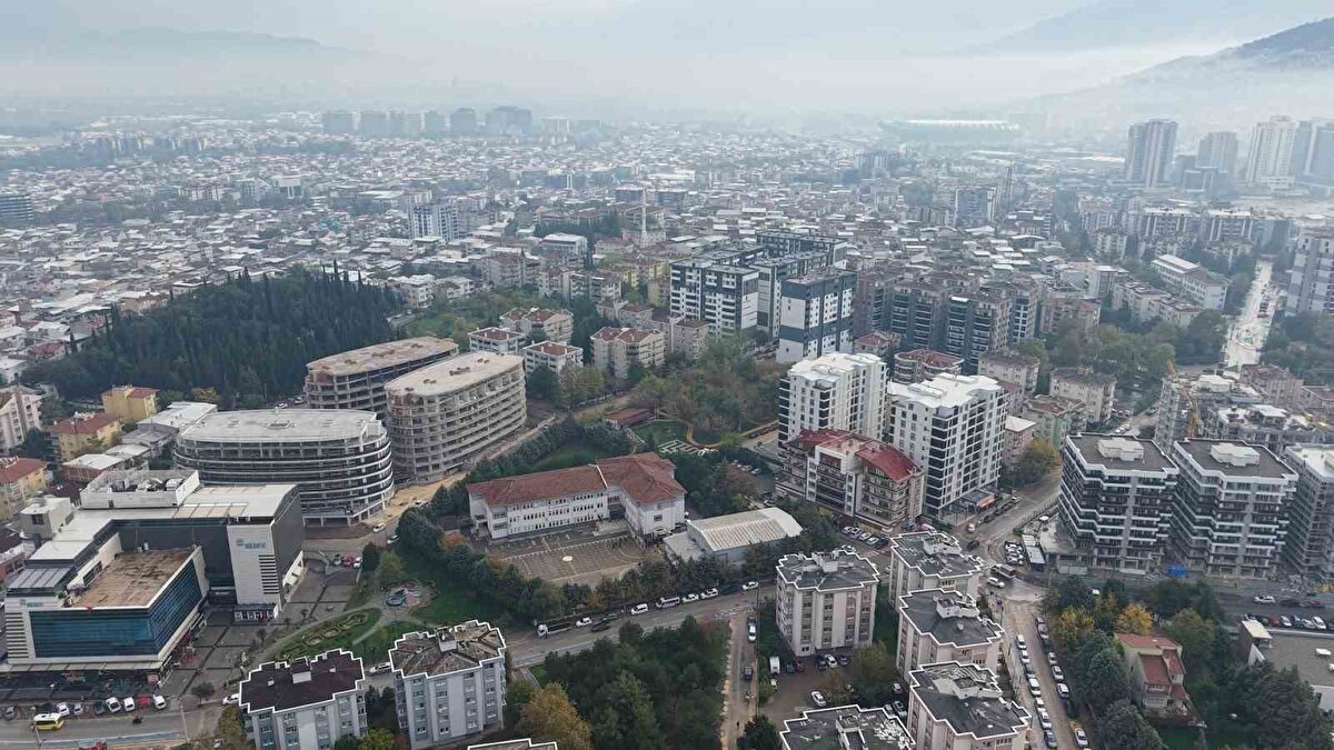 İstanbul, İzmir ve Ankara gibi büyük şehirlere yakınlığıyla öne çıkan Bursa’nın, otomotiv yan sanayi ve tekstil başta olmak üzere güçlü bir sanayi altyapısına sahip olduğunu vurgulayan Akbulut, bu yapının kente yoğun göç getirdiğini söyledi. <br><br>Konut ihtiyacının hızla arttığını belirten Akbulut, yeni imar alanlarının planlanması ve altyapı yatırımlarının gecikmeden tamamlanması gerektiğini kaydetti. Özellikle Kayapa bölgesinde altyapı eksiklerinin yaşamı zorlaştırdığına işaret etti.