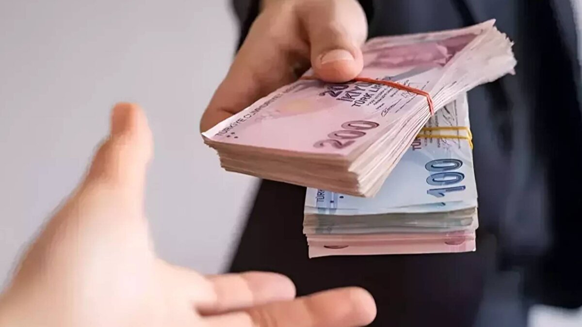 Gayrimenkul sektörünün yeniden hareketlenmesi için konut kredisi faizlerinin önce yüzde 1,5 seviyelerine, ideal olarak ise daha aşağıya inmesi gerektiğini ifade etti. Bu düşüşün, hem yatırımcıyı hem de ilk kez ev alacak orta gelir grubunu piyasaya çekeceğini söyledi.