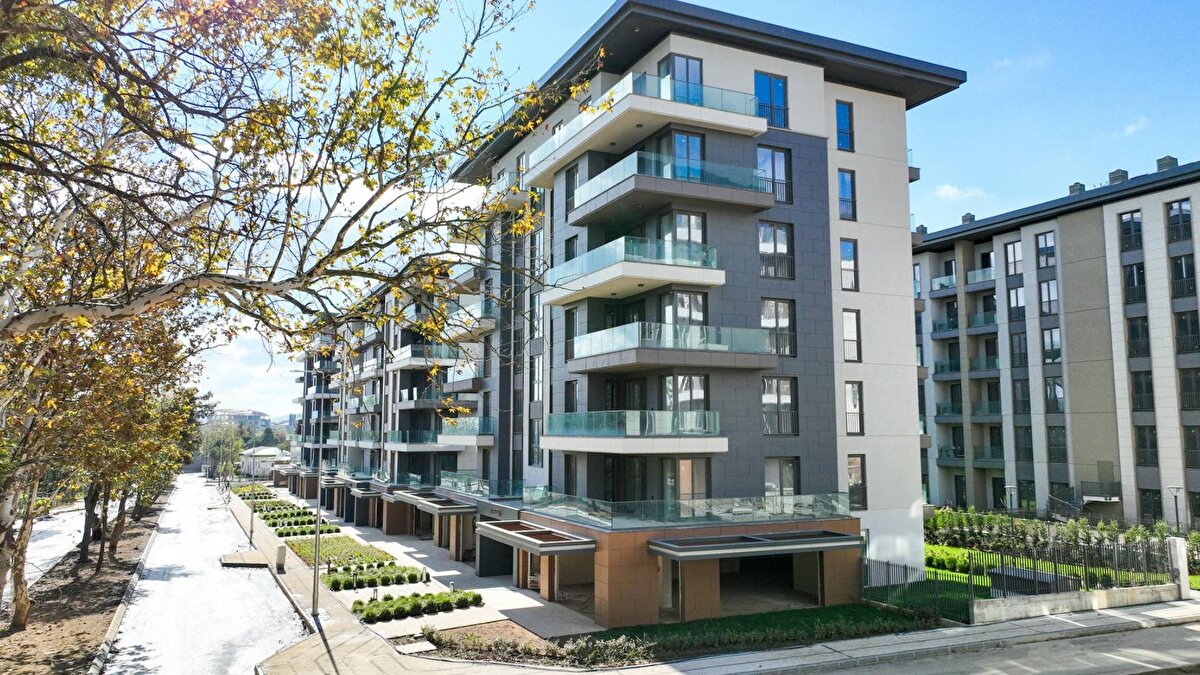 Toprak ve konut uzun vadede gücünü koruyor<br><br>TİG Türkiye kurucu üyesi Halit Baş da açılışta yaptığı değerlendirmede, toprak ve gayrimenkulün Türkiye’de uzun vadeli en güvenli yatırım araçları arasında yer aldığını belirtti. Faizlerin yüksek seyrinin konut satışlarını gerilettiğini söyleyen Baş, özellikle barınma amaçlı alımların zorlaştığını vurguladı. Faizlerin makul seviyelere inmesi halinde 2026’da piyasada toparlanma beklediklerini ifade etti.