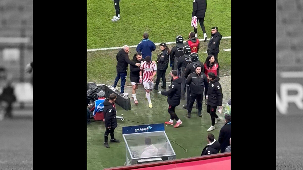 EYÜP AYDIN'A PROTESTO<br><br>Samsunspor taraftarları Başakşehir mağlubiyetinin ardından ilk goldeki hatalı pası sebebiyle Eyüp Aydın'a büyük tepki gösterdi.