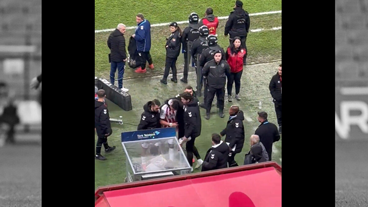 Eyüp Aydın, tepkiler sonrasında soyunmda odasına giderken gözyaşlarına hakim olamadı ve takım arkadaşları destek oldu.
