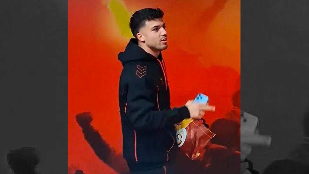 G.SARAY MAÇI SONRASI O FOTOĞRAF <br><br>Geçtiğimiz hafta G.Saray maçı sonrasında eski takım arkadaşlarından aldığı hediyenin G.Saray poşeti olması da tepki çekti. 