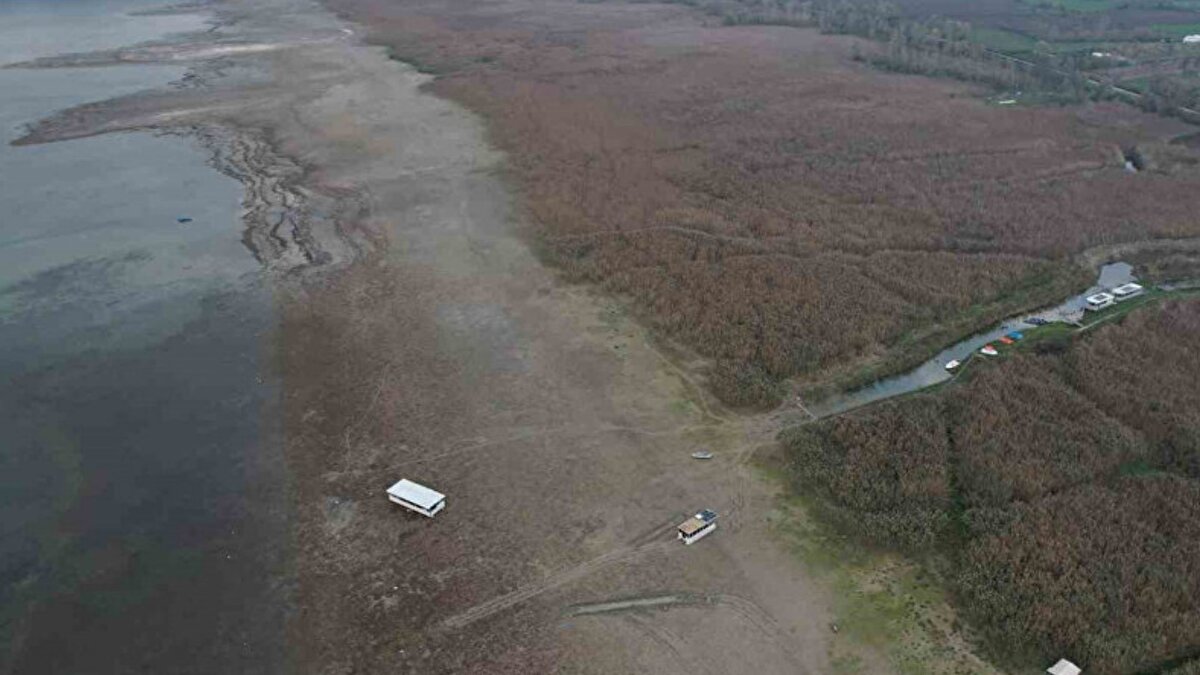 Çözüm: Öncelik içme suyu ve etkin yönetim<br><br>Uzmanlar, su seviyesinin bu denli düştüğü dönemlerde içme suyunun mutlak öncelik haline getirilmesi gerektiğini belirtiyor. Sanayi, turizm ve tarımsal kullanımın yeniden planlanması, özellikle tarımda verimsiz sulama yöntemlerinden vazgeçilmesi öneriliyor. Gölün iyileşme sürecine girebilmesi için su bütçesinin netleştirilmesi ve iller arası koordinasyonla stratejik bir plan hazırlanması gerektiği ifade ediliyor.