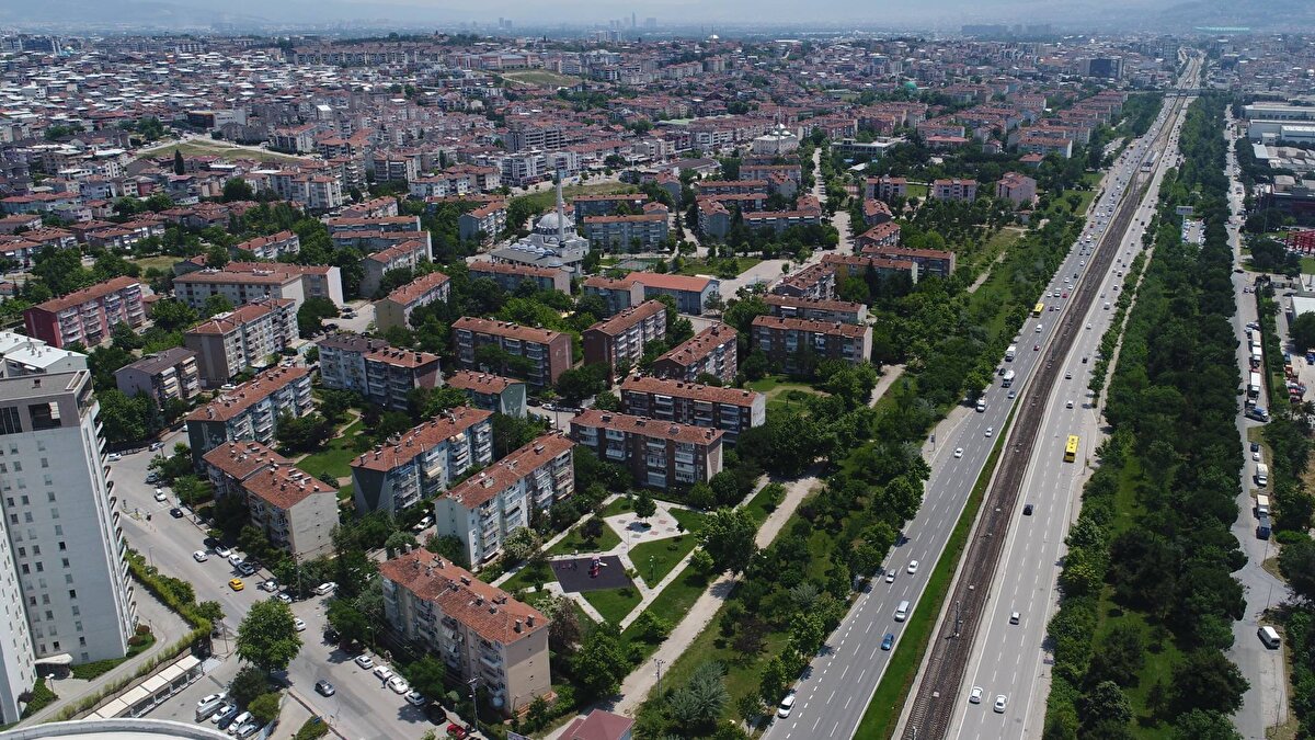 Bursa’da yatırımların uzun süredir batı hattında yoğunlaşmasının trafik sorunlarını büyüttüğünü ifade eden Akbulut, kentin artık İstanbul yönüne doğru da planlı biçimde genişlemesi gerektiğini dile getirdi. Bu adımın hem nüfus dağılımını dengeleyeceğini hem de ulaşım yükünü azaltacağını belirten Akbulut, imar ve ulaşım planlarının eşgüdüm içinde ele alınmasının önemine dikkat çekti.