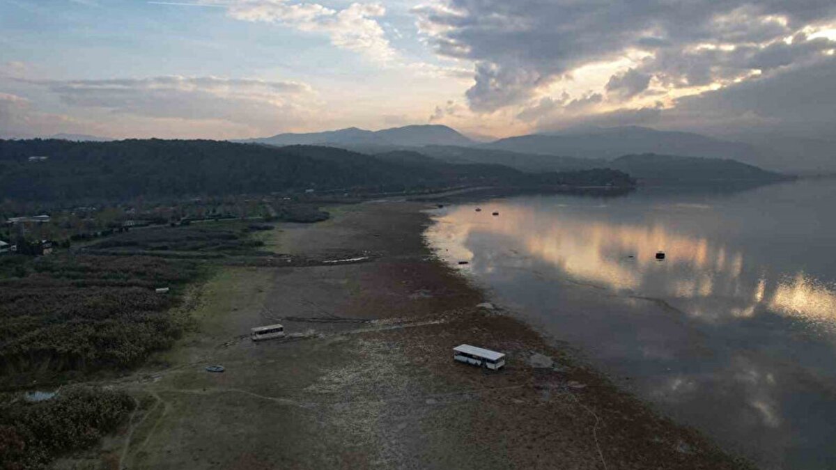Sapanca Gölü’nü besleyen derelerdeki debi düşüşü, yağışların uzun süredir mevsim normallerinin altında seyretmesiyle daha da belirginleşti. Kış ve ilkbahar aylarında yükselmesi beklenen su seviyesinin tersine düşmesi, 2023’ten bu yana kıyılarda 15–20 metreye varan çekilmelere yol açtı. Son iki yıldaki su kaybının, Sakarya’nın yaklaşık bir yıllık içme suyu tüketimine denk olduğu ifade ediliyor.