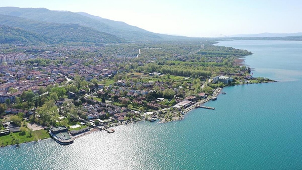 İçme suyu, sanayi ve tarım baskısı<br><br>Uzmanlara göre Sapanca Gölü’nün su varlığı; artan buharlaşma, içme suyu temini, sanayi faaliyetleri ve tarımsal sulama nedeniyle yoğun bir baskı altında bulunuyor. Göl, Sakarya ve Kocaeli için temel içme suyu kaynağı olmayı sürdürürken, mevcut kullanım düzeyi ekosistemin sürdürülebilirliği açısından risk oluşturuyor. Ayrıca göl çevresindeki kara ve demir yolu hatlarının da kirlilik açısından dikkatle izlenmesi gerektiği belirtiliyor.