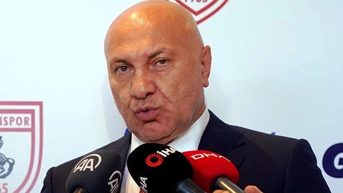 Olayla ilgili konuşan Samsunspor Başkanı Yüksel Yıldırım: "Eyüp daha 20 yaşında. Elinde Galatasaray poşeti varmış; neden olmasın? Eski takım arkadaşları forma hediye ediyor, neye koyacak? Orada Galatasaray poşeti var, ona koyup alıp götürüyor. Burada kötü niyet aranamaz. Bunun aksini düşünenler kötü niyetlidir. Eyüp Aydın kötü niyetli değil. Ben bu adamlara pabuç bırakmam.<br><br>