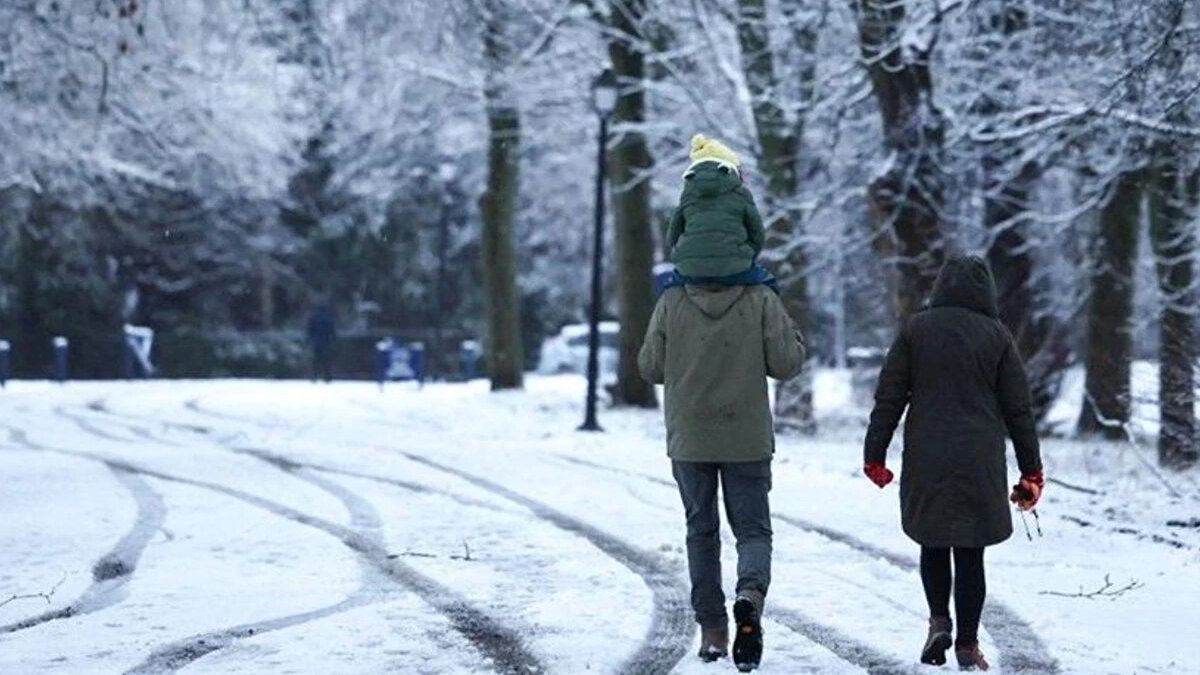 NEDEN "HASTALIK AYI" DENİYOR?<br><br>Uzmanlar ve halkbilimciler, Zemheri ayını diğer kış günlerinden ayıran en önemli özelliğin "sıcaklık dalgalanması" olduğunu belirtiyor.<br><br>Zemherinin bir kısmı sonbahara, bir kısmı ise kışa benzer.<br><br>Bu dönemde 17-18 derece olan hava sıcaklıkları, çok kısa bir süre içinde 4-5 derecelere kadar ani düşüş gösterebilir.<br><br>Vücudun adaptasyon sürecini zorlayan bu ani değişimler nedeniyle Zemheri, halk arasında "hastalıkların sıkça görüldüğü ay" olarak da ifade edilir.