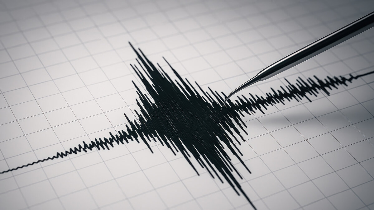 İstanbul depremi tartışmaları, Science dergisinde yayımlanan Marmara Denizi odaklı araştırma ile yeniden gündeme geldi. Almanya’daki Helmholtz Yerbilimleri Merkezi öncülüğünde hazırlanan ve aralarında Türk bilim insanlarının da bulunduğu 14 kişilik ekibin imzasını taşıyan makale, Ana Marmara Fayı üzerindeki sismik hareketliliğin yönüne dikkat çekti. Çalışma, Türkiye’deki uzmanlar arasında belirgin bir görüş ayrılığına neden oldu.