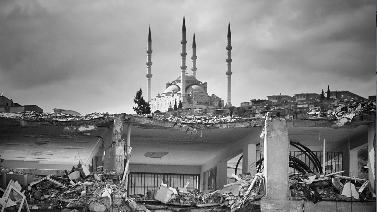 Risk var diyenler<br>Prof. Dr. Naci Görür, Marmara Denizi’nde tarih boyunca yıkıcı depremler yaşandığını hatırlatarak, İstanbul için deprem riskinin er ya da geç gündeme geleceğini savundu. Görür, olası bir depremin zamanının bilinmese de kentin deprem dirençli hale getirilmesi gerektiğini dile getirdi. Jeolog Prof. Dr. Okan Tüysüz de Marmara’da büyük deprem olasılığının bilimsel olarak güçlü olduğunu belirterek, “deprem olmayacak” söylemlerinin karşılığı olmadığını ifade etti.