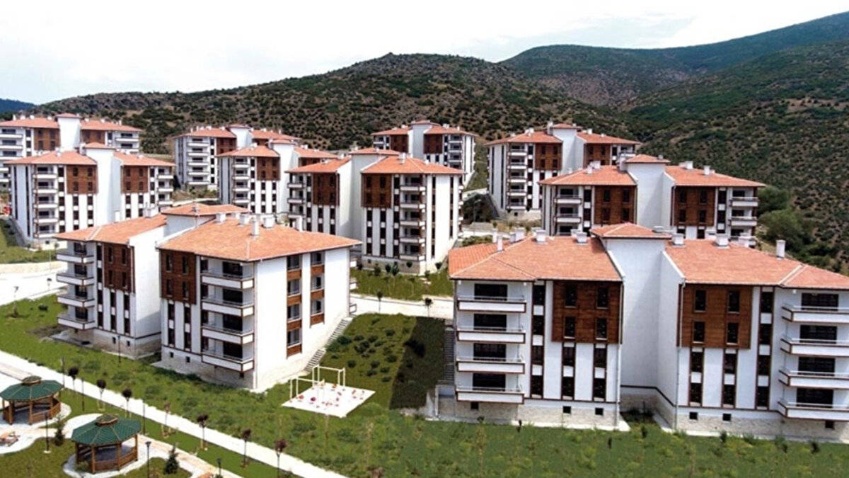 Çevre, Şehircilik ve İklim Değişikliği Bakanlığı öncülüğünde TOKİ tarafından 81 ilde inşa edilecek 500 bin sosyal konut projesi için geri sayım başladı. Ev sahibi olma hayali kuran milyonlarca vatandaş, e-Devlet ve bankalar aracılığıyla başvurularını tamamlamaya çalışıyor. Başvuru süreci devam ederken, hak sahiplerinin ödeyeceği peşinat miktarları ve aylık taksit tutarları da netleşti.