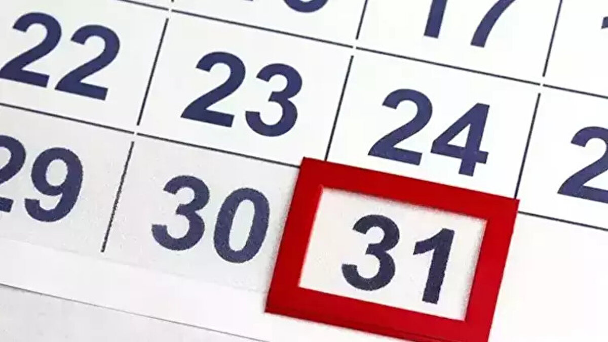 Yılbaşı Tatili Kaç Gün? Hafta Sonu ile Birleşecek mi?<br><br>2026 yılı için yılbaşı tatili takvimi şu şekildedir:<br><br>31 Aralık 2025 (Çarşamba): Tam gün çalışma / Okul var.<br><br>1 Ocak 2026 (Perşembe): RESMİ TATİL.<br><br>2 Ocak 2026 (Cuma): Mesai ve okul devam ediyor.