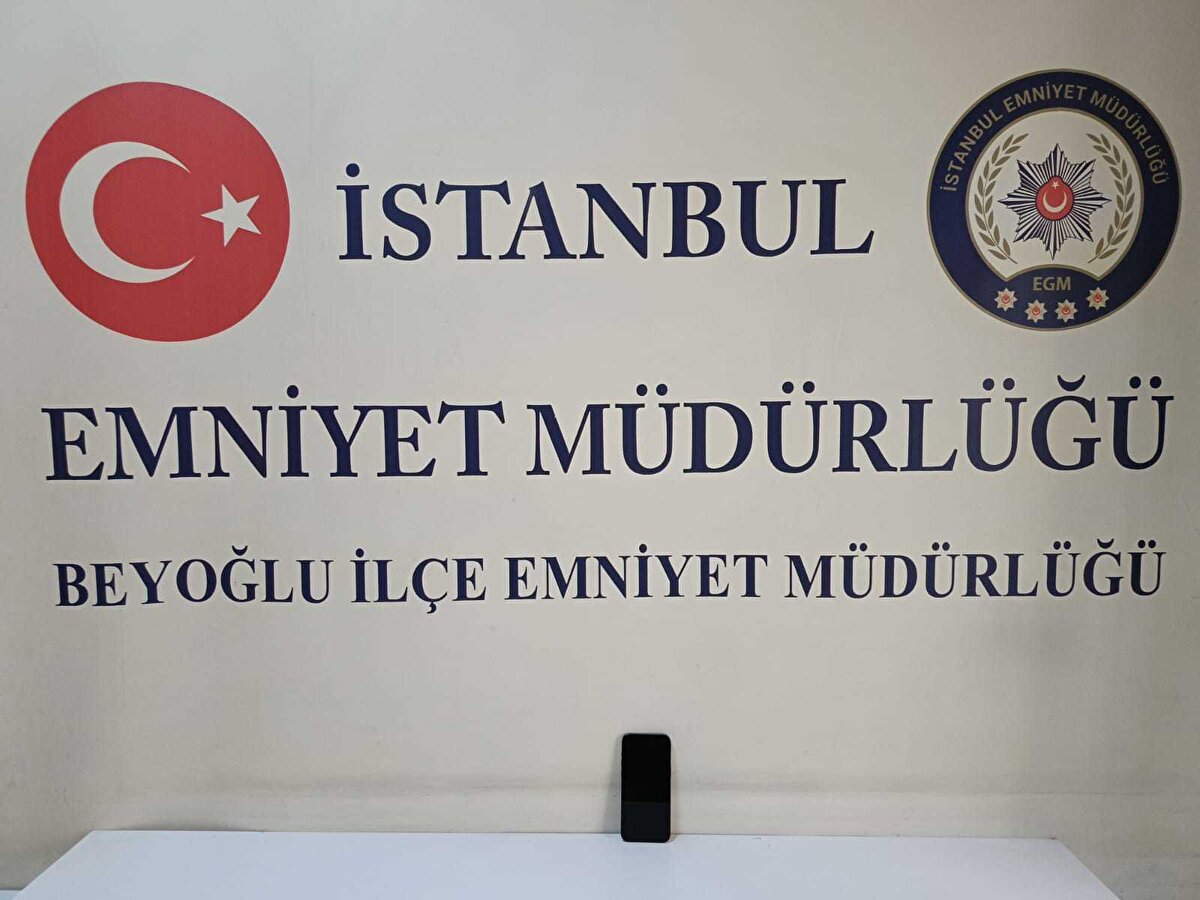 Olay, 6 Nisan Pazar günü saat 03.00 sıralarında Kuloğlu Mahallesi’nde meydana geldi. Edinilen bilgilere göre, gece yürüyen 29 yaşındaki İrfan Y.’nin arkasından yaklaşan 4 kişiden biri, cep telefonunu kaparak hızla kaçtı. Şüpheliler, kısa sürede farklı sokaklara dağılarak izlerini kaybettirdi. İrfan Y.’nin kendi imkânlarıyla yakalamaya çalıştığı zanlılar kaçmayı başarırken, mağdur emniyete giderek şikâyetçi oldu.