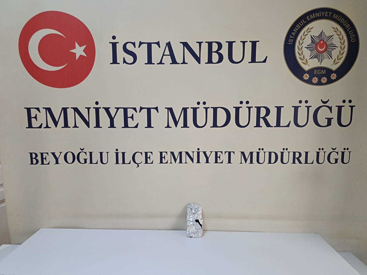 Şüphelilerin evlerinde yapılan aramalarda, çalınan cep telefonu alüminyum folyoya sarılı halde bulundu. Polis ekipleri, zanlıların ifadelerinde telefonu, sinyal takibiyle yerlerinin tespit edilmesini önlemek amacıyla bu şekilde sakladıklarını söylediklerini belirledi.