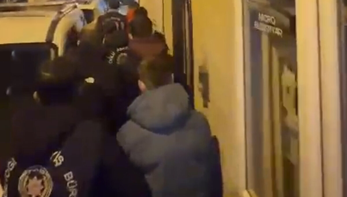 İhbar üzerine çalışma başlatan Beyoğlu Asayiş Büro Amirliği ekipleri, çevredeki güvenlik kamera kayıtlarını incelemeye aldı. Yapılan analizlerde şüphelilerin metro hattını kullanarak Gaziosmanpaşa ve Tuzla yönüne gittikleri belirlendi. Kimlikleri tespit edilen zanlılar, düzenlenen operasyonlarla adreslerinde yakalanarak gözaltına alındı.