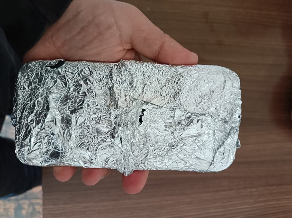 İstanbul Beyoğlu’nda sokakta yürüyen bir vatandaşın cep telefonunu kapkaç yoluyla çalan 4 şüpheli, polis ekiplerinin çalışması sonucu yakalandı. Şüphelilerin, ele geçirdikleri telefonu sinyal takibini engellemek amacıyla alüminyum folyoya sardıkları ortaya çıktı. O anlara ait güvenlik kamera görüntüleri de dosyaya girdi.