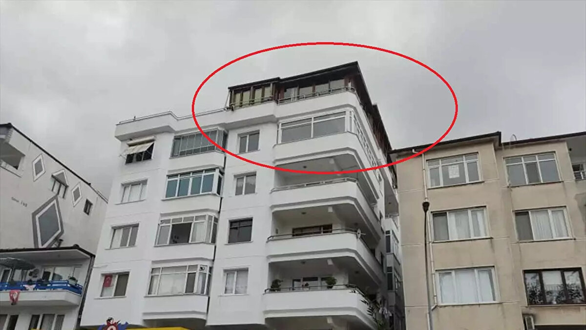 Yalova’nın Çınarcık ilçesinde 26 Eylül’de hayatını kaybeden Güllü’nün ölümüne ilişkin soruşturma derinleşiyor. Olay sonrası “kasten öldürme” suçlamasıyla gözaltına alınan kızı Tuğyan Ülkem Gülter tutuklanırken, dosyada yer alan ifadeler ve iddialar tartışılmaya devam ediyor. Soruşturma kapsamında yeni açıklamalar, sürecin seyrine ilişkin dikkat çekici başlıklar ortaya koydu.