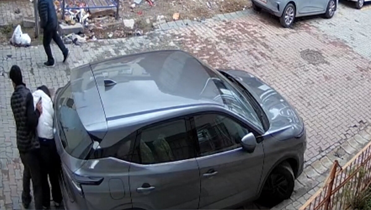 İstanbul Kağıthane’de yaşanan olayda, hakkında uzaklaştırma kararı bulunan bir kişi, boşanma aşamasındaki eşini sokak ortasında darbedip silahla tehdit etti. Genç kadının “Polis çağırın” diyerek yardım istediği dehşet anları güvenlik kamerasına yansırken, saldırgan koca polis ekiplerince yakalanarak tutuklandı.