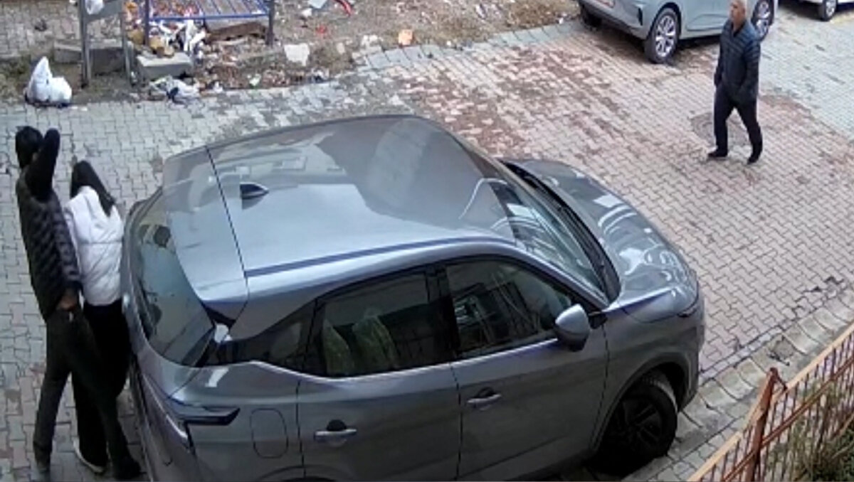 Olay, 13 Aralık Cumartesi günü öğle saatlerinde Çağlayan Mahallesi’nde meydana geldi. Edinilen bilgilere göre Yağmur S.E. (21), şiddetli geçimsizlik nedeniyle eşi Bilal E. (21) ile ayrı yaşamaya başladı ve mahkemeden uzaklaştırma kararı aldırdı. Genç kadın, çocuklarını babalarıyla görüşmeleri için Bilal E.’nin evine götürdü.