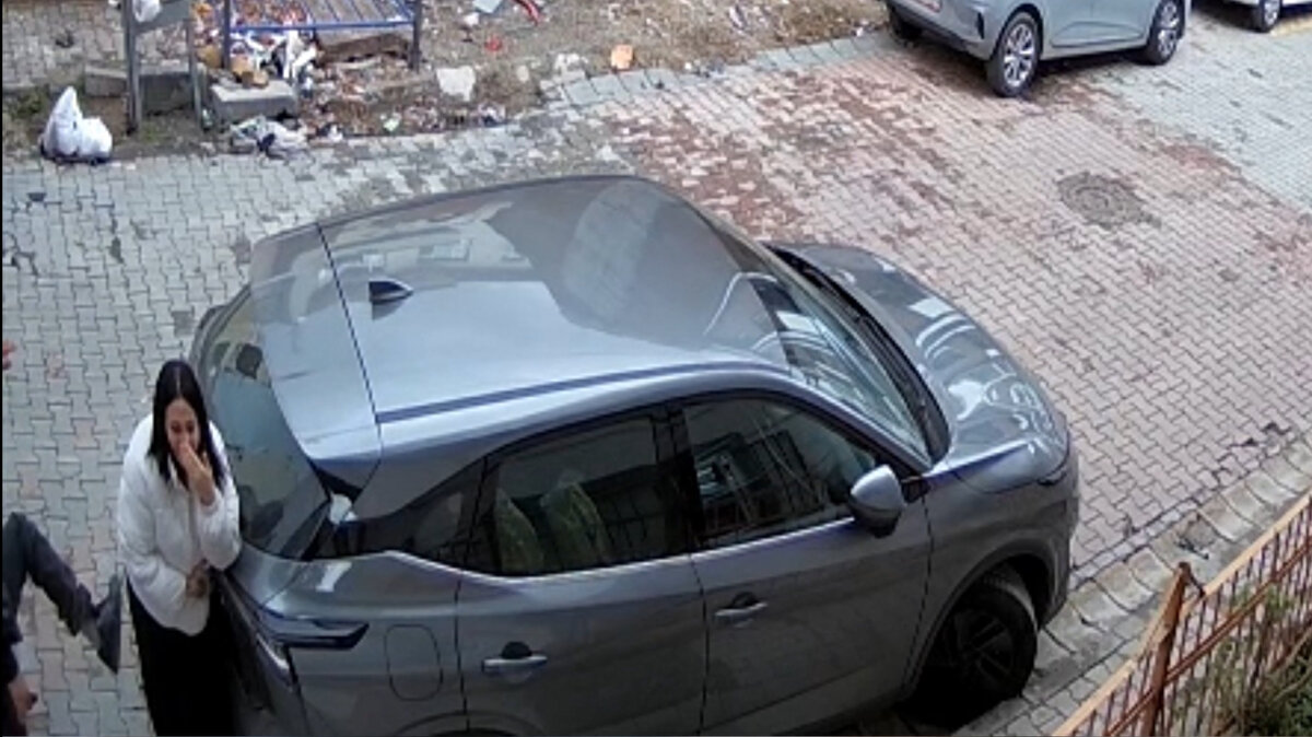 Çocukların eve girmesinin ardından Yağmur S.E. dışarı çıkmak istediği sırada Bilal E. peşinden gelerek konuşma talebinde bulundu. Kadının bu isteği reddetmesi üzerine Bilal E. sokakta beklemeye devam etti. Kısa süre sonra tartışma büyüdü.