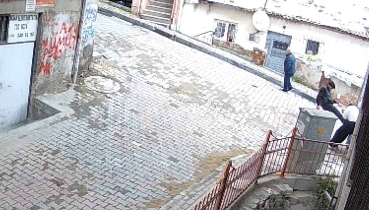 Saldırgan daha sonra sokaktan koşarak uzaklaştı. Yağmur S.E.’nin ağlayarak “Polis çağırın” diye bağırdığı anlar ise çevredeki bir iş yerinin güvenlik kamerasına saniye saniye yansıdı.