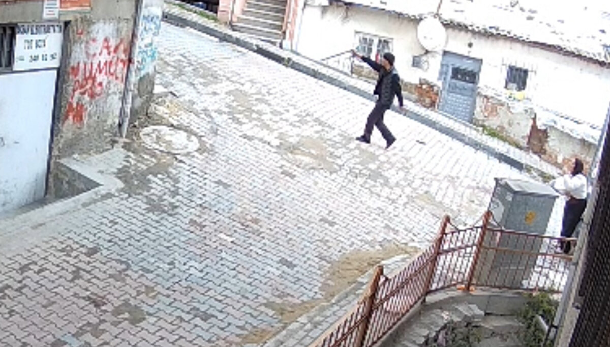 Emniyetteki işlemlerinin ardından adliyeye sevk edilen Bilal E., çıkarıldığı mahkemece “kasten yaralama”, “ateşli silahlar kanununa muhalefet” ve “tehdit-hakaret” suçlarından tutuklanarak cezaevine gönderildi.