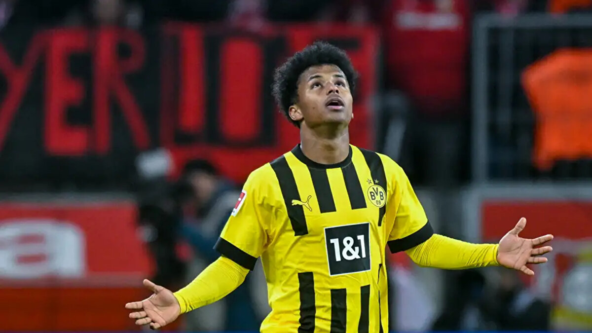 Bild'in haberine göre Adeyemi'nin aldığı bu kararda sebebin saha içi hiçbir etken olmadığı, yalnızca kız arkadaşının ''Başka bir Avrupa kentinde yaşamak istiyorum'' isteği olduğu yazıldı.