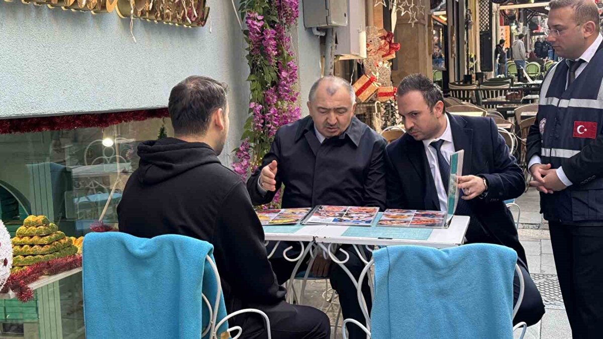 Dijital platformlarla şeffaflık artacak<br>Ticaret Bakanlığı, market ürünlerinde başlatılan “marketim.org” uygulamasına benzer şekilde restoran ve kafelerin menülerinin de dijital ortamda yayınlanmasına yönelik hazırlıklarını sürdürüyor. Menteşe, uygulamanın önümüzdeki aylarda devreye alınacağını ve bu sayede vatandaşların gidecekleri işletmedeki fiyat ve menüye önceden erişebileceğini belirtti.