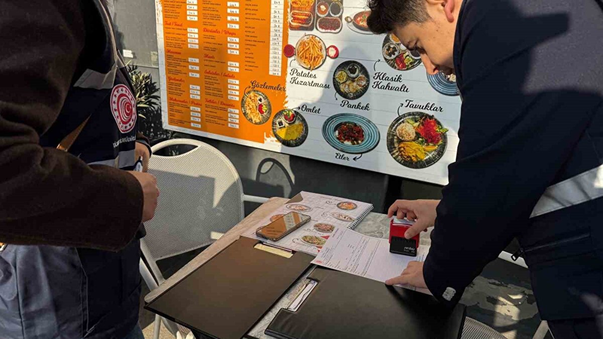 Ticaret Bakanlığı ekipleri, yılbaşı öncesi İstanbul’un işlek noktalarından biri olan İstiklal Caddesi’nde yiyecek ve içecek hizmeti veren işletmelere yönelik sıkı denetimler gerçekleştirdi. Denetimlerde, restoran, kafe ve lokantalarda menü ve fiyat listelerinin mevzuata uygun şekilde sergilenip sergilenmediği kontrol edildi. Kurallara uymayan işletmelere ise idari para cezası uygulandı.