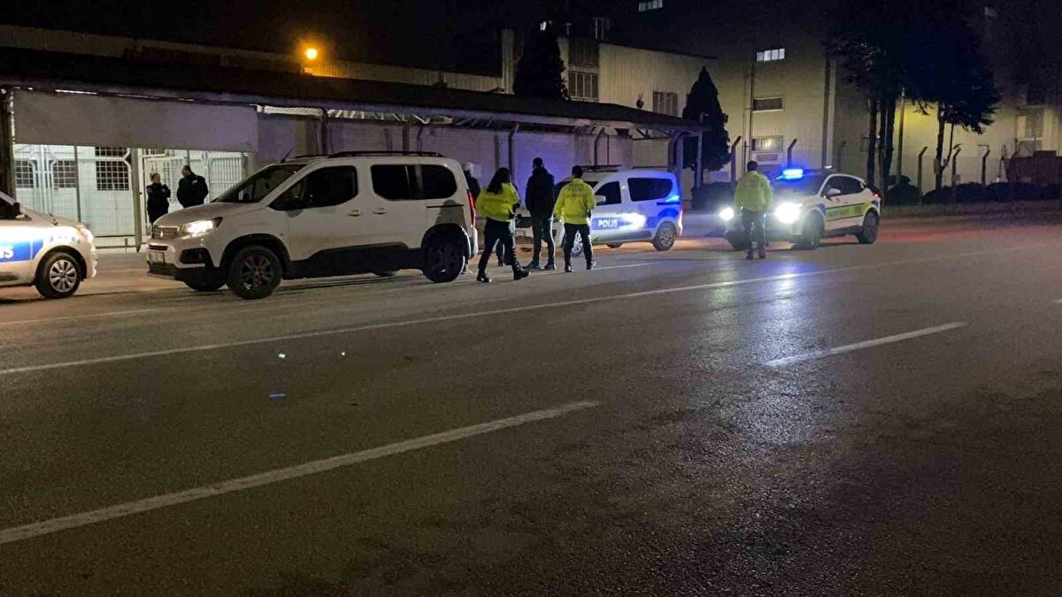 Takibin sonunda önü kesilerek durdurulan aracın direksiyonunda 15 yaşındaki Y.A. olduğu belirlendi. Ehliyetsiz araç kullanmaktan sürücüye 18 bin 678 TL, araç sahibine de aynı miktarda ceza kesildi. Ayrıca “dur” ihtarına uymamak, tehlikeli şerit değişiklikleri ve drift yapmak gibi ihlaller nedeniyle toplam ceza tutarı 95 bin 183 TL’ye ulaştı.