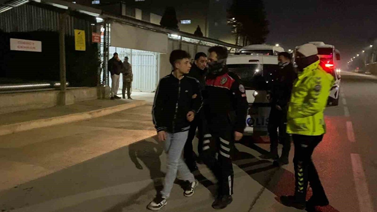 Sürücü ifadesi alınmak üzere karakola götürülürken, araç çekiciyle otoparka alındı.