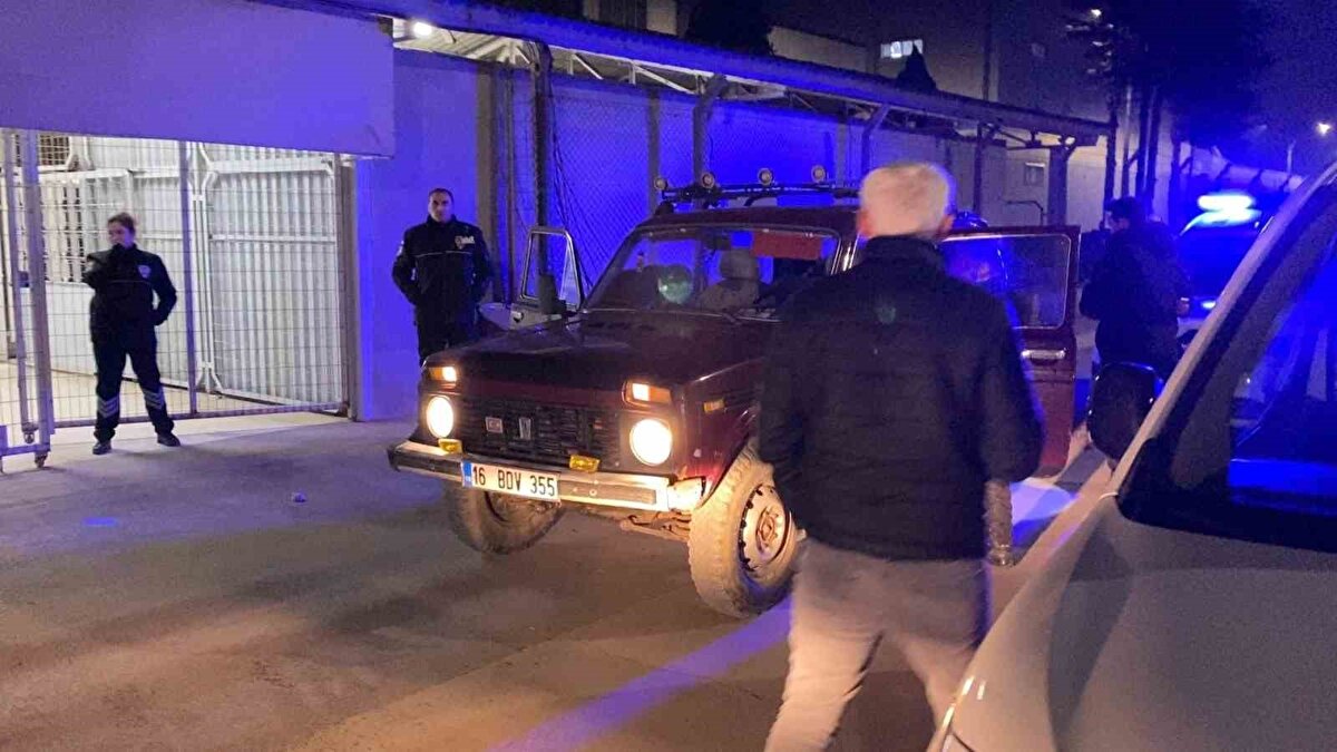 Bursa’nın İnegöl ilçesinde gece saatlerinde yaşanan olayda, polis denetiminden kaçan 15 yaşındaki sürücü, uzun süren bir takip sonucunda durduruldu.