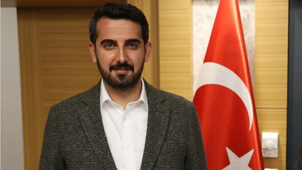 Türkiye'nin yakından tanıdığı ekran yüzlerinden biri olan ve özellikle yargı muhabirliği konusundaki başarısıyla bilinen Fevzi Çakır'ın hayatı ve kariyeri, aldığı istifa kararı sonrası merak konusu oldu. Habertürk ve Ciner Medya Grubu'ndaki uzun soluklu kariyerini sonlandıran Çakır'ın biyografisi haberimizde.