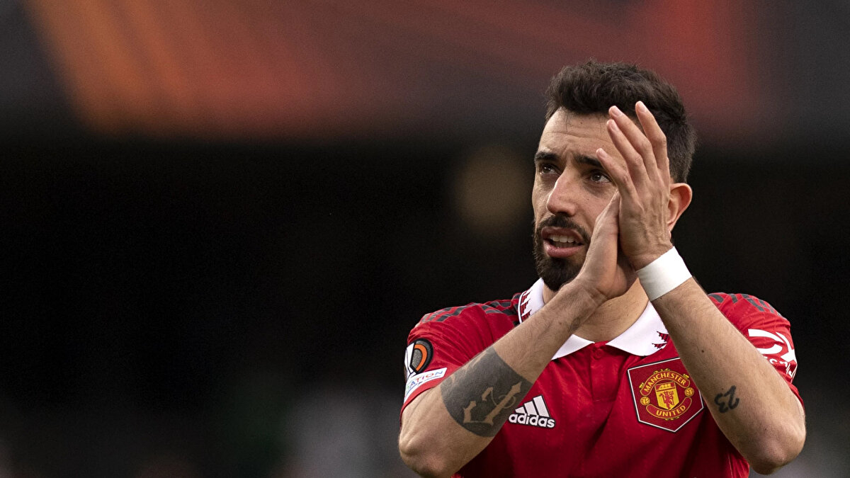 "YÖNETİCİLER O KADAR CESUR DEĞİL"<br><br>Fernandes açıklamasının devamında, "Kulübün beni göndermek istediğini düşünüyorum, bu benim kafamda net. Bunu yöneticilere de söyledim ama bence bu kararı alacak cesareti gösteremediler. Kalma kararı aldım ve bunda ailevi nedenler de etkiliydi ama en önemlisi kulübü gerçekten seviyorum" dedi.