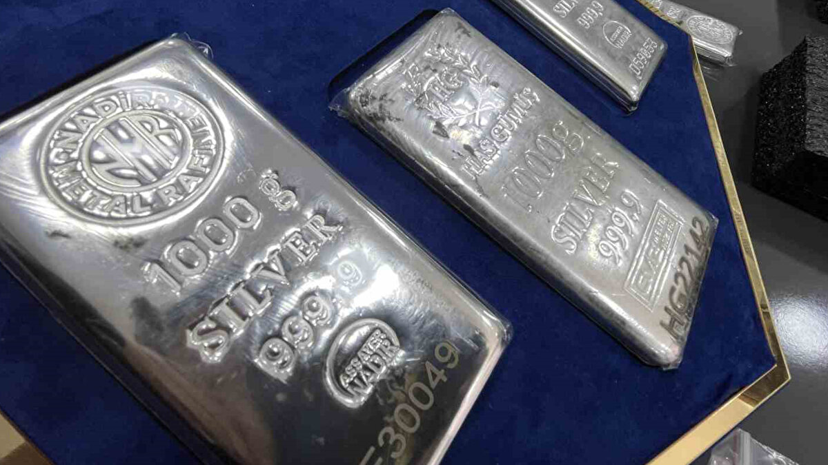 GÜMÜŞTE MANİPÜLASYON İDDİASI VE ZORLANMA<br><br>Eryılmaz, “Gümüşte cuma günü satışın yedi temel nedenini anlatmıştık. JP Morgan’ın manipülasyon yaptığı, short pozisyonlarını kapatıp long pozisyon açtığı konuşuluyor. Güçlü bir temel gerekçe olmadığı için yeniden satışa geçilirse gümüş çok hızlı düşebilir. Bu durum riski düşük yatırımcılar için tedirgin edici” dedi.