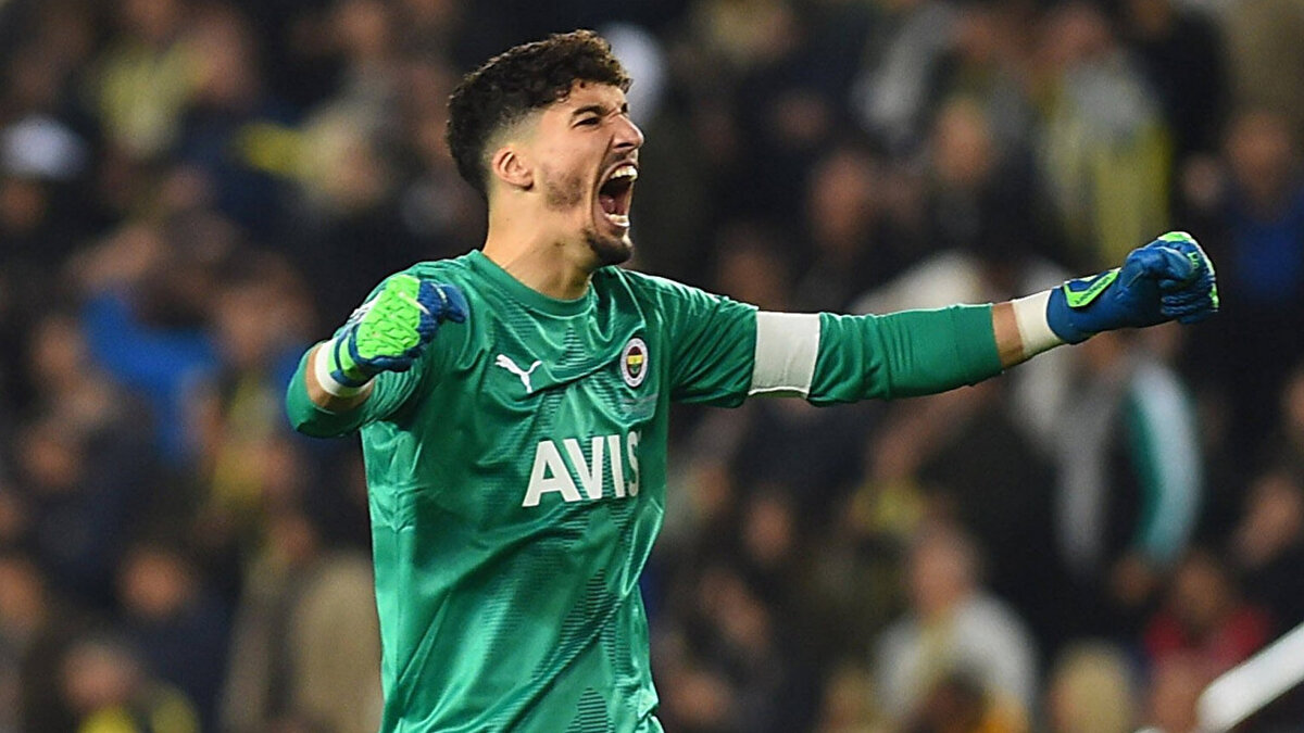 Manchester United'da beklediği süreleri bulamayan Bayındır'a Avrupa'dan da ilgi bulunurken, tecrübeli eldivenin de düzenli forma giyebileceği bir takıma transfer olmak istediği biliniyor.